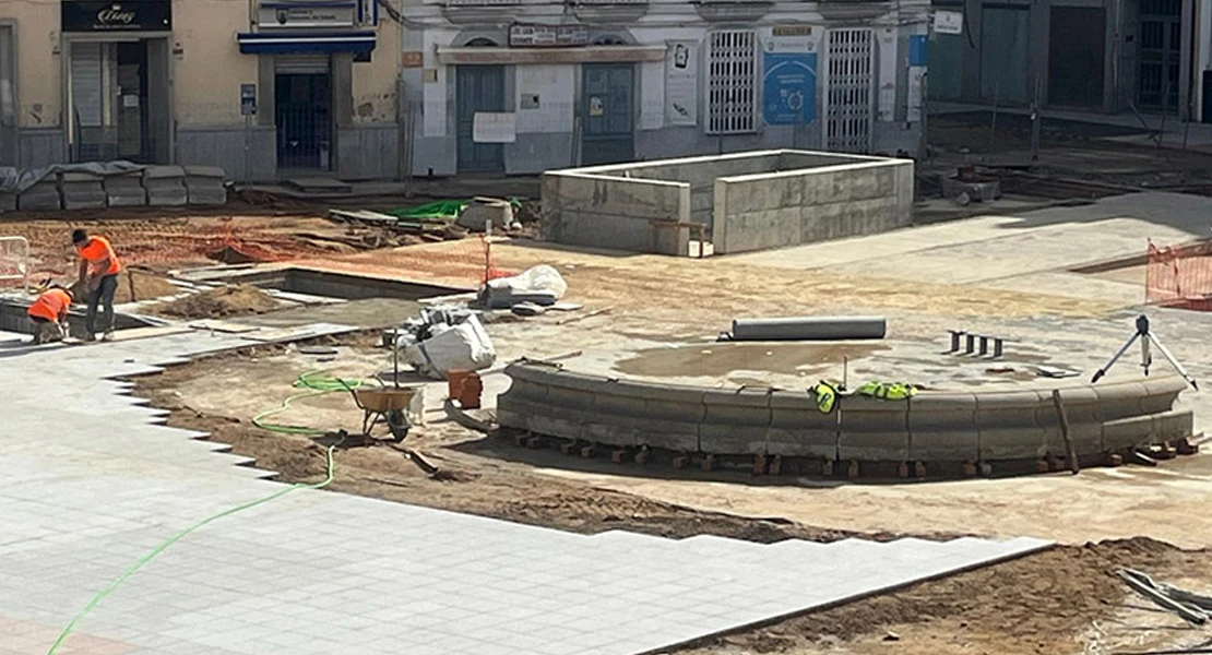 Avanza la instalación de la fuente en la Plaza de España de Don Benito