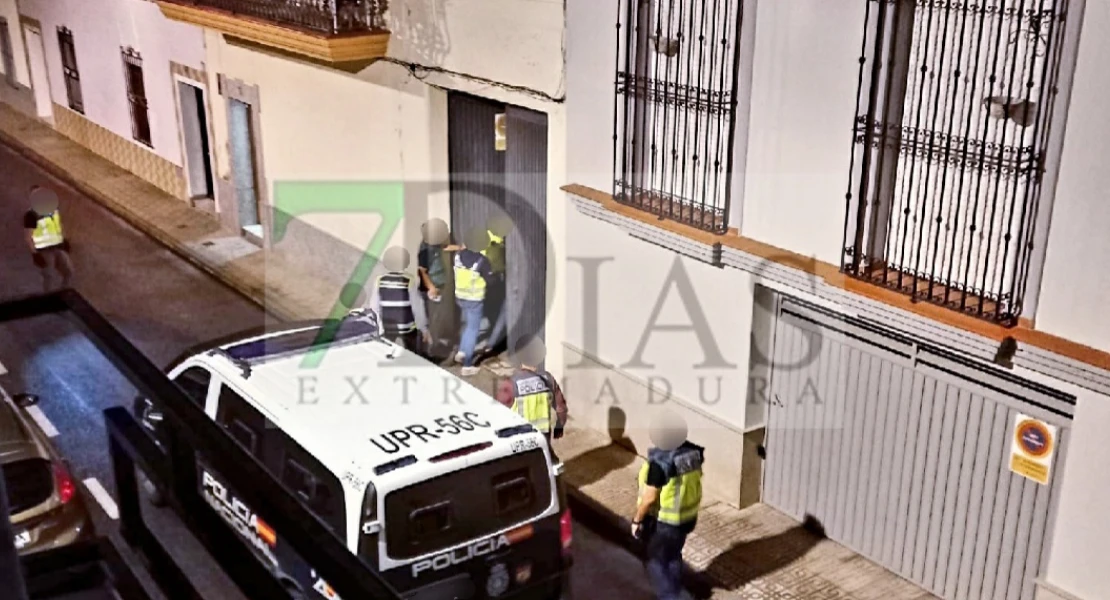 Imagen de la Policía accediendo a la vivienda durante la madrugada en Almendralejo