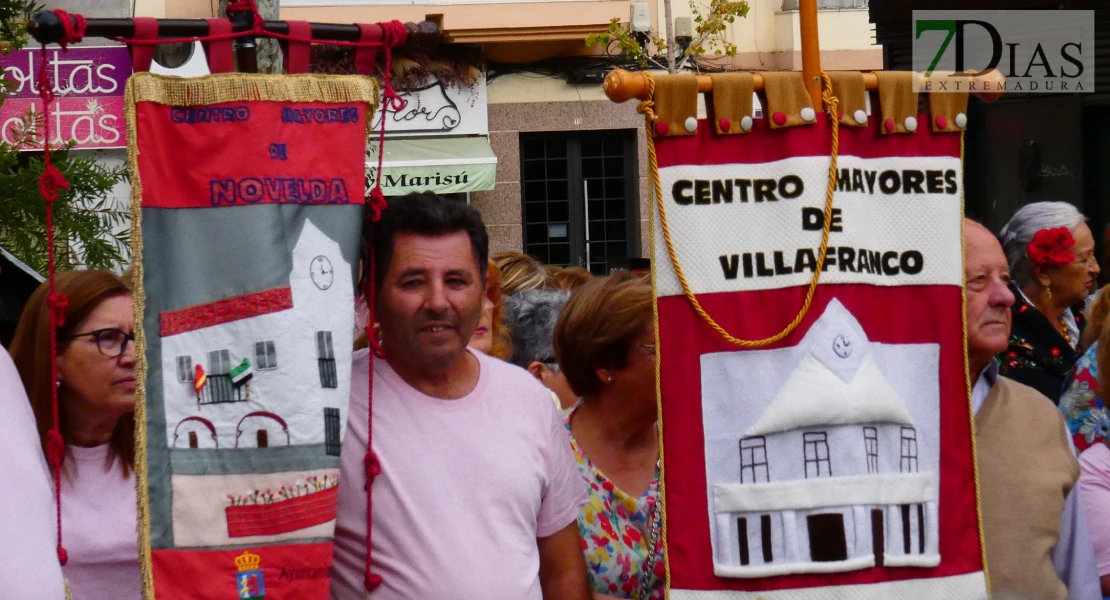 La plaza de San Francisco se llena de alegría y fiesta para celebrar el Día de los Mayores