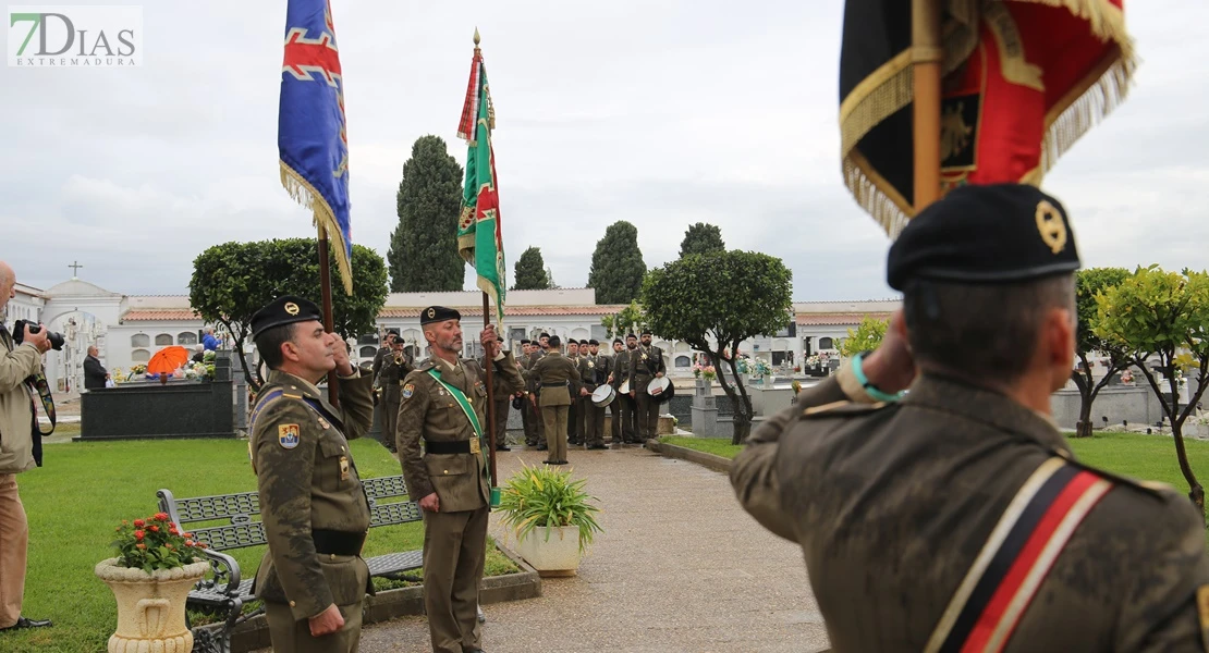 Homenajean a los caídos por España en el cementerio de San Juan de Badajoz