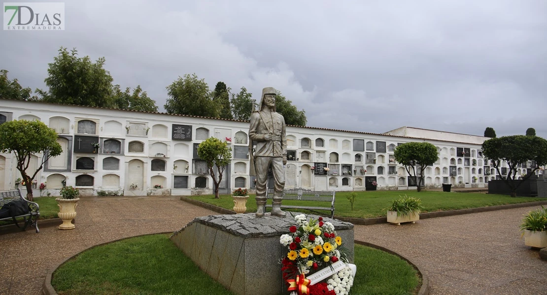 Homenajean a los caídos por España en el cementerio de San Juan de Badajoz