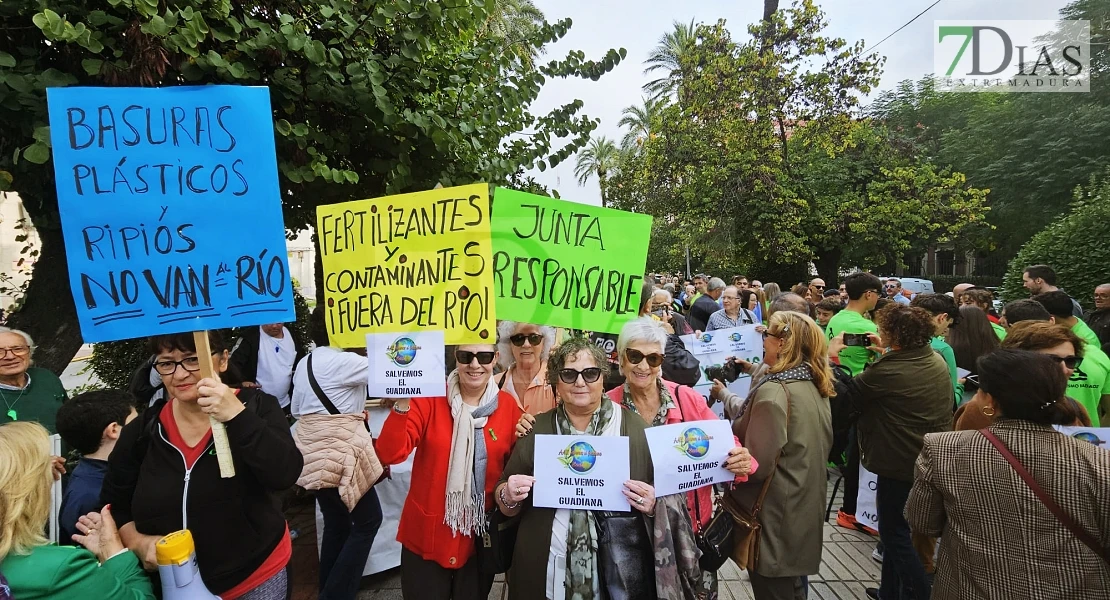 Comienza la manifestación por el río Guadiana: cientos de personas protestan en Badajoz