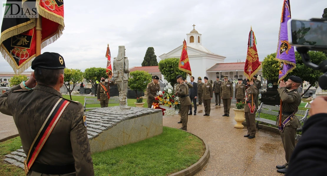 Homenajean a los caídos por España en el cementerio de San Juan de Badajoz