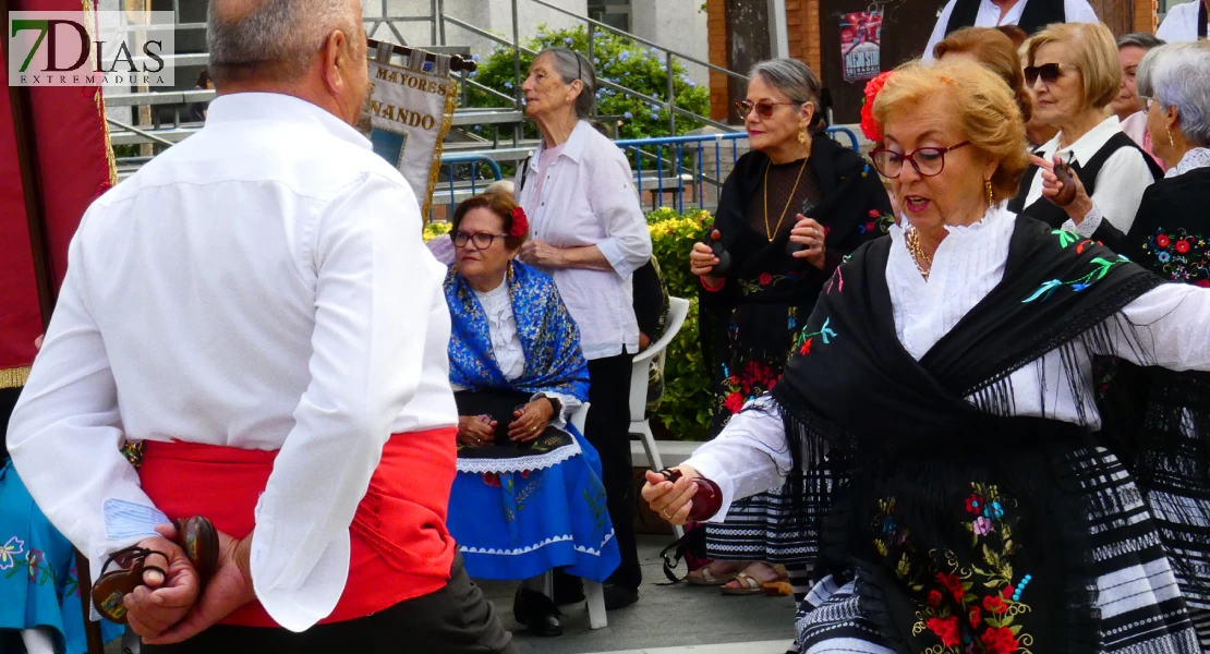 La plaza de San Francisco se llena de alegría y fiesta para celebrar el Día de los Mayores