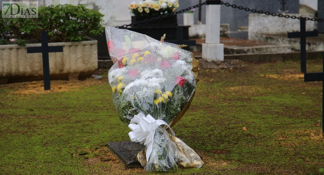 Homenajean a los caídos por España en el cementerio de San Juan de Badajoz