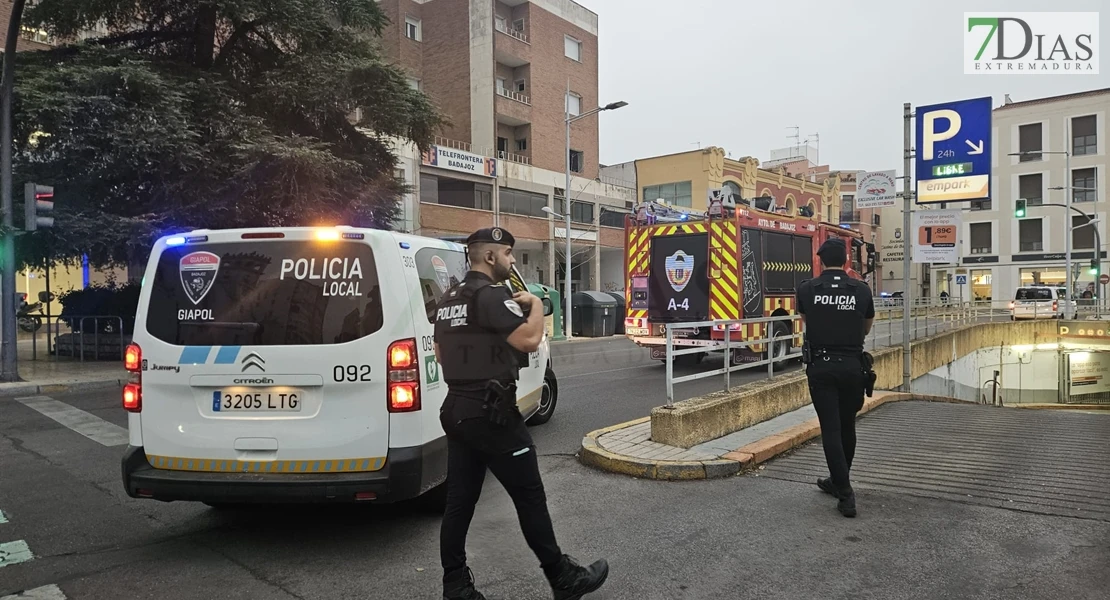 Imágenes del incendio en el parking de San Atón en Badajoz