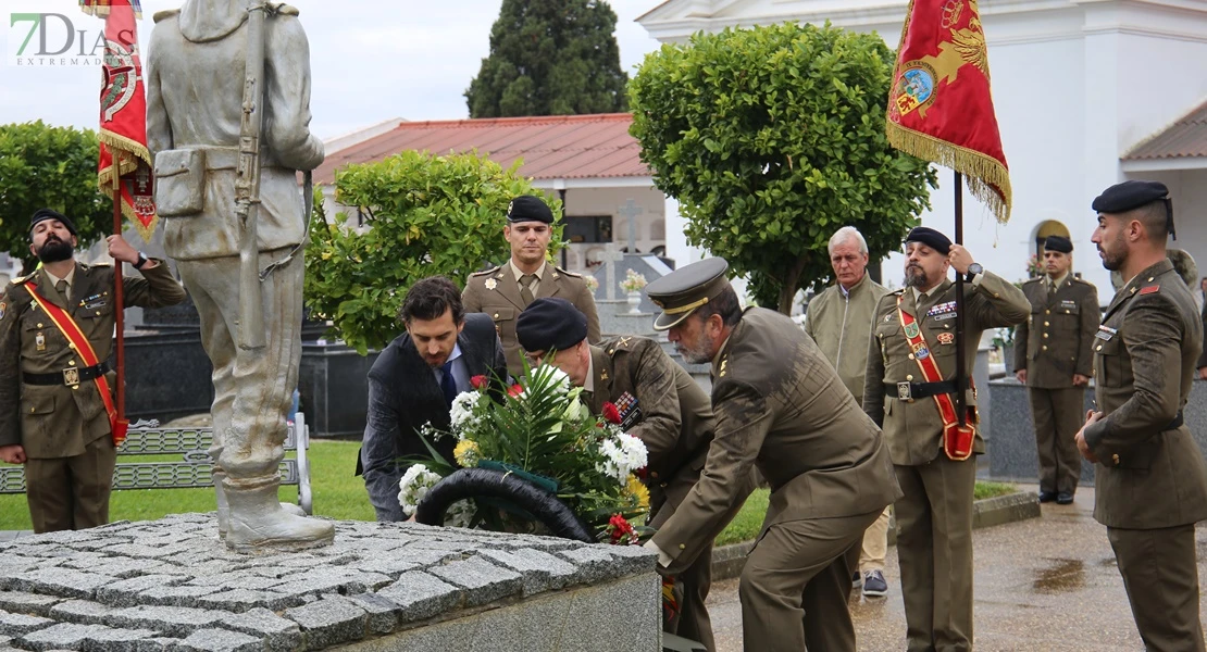 Homenajean a los caídos por España en el cementerio de San Juan de Badajoz