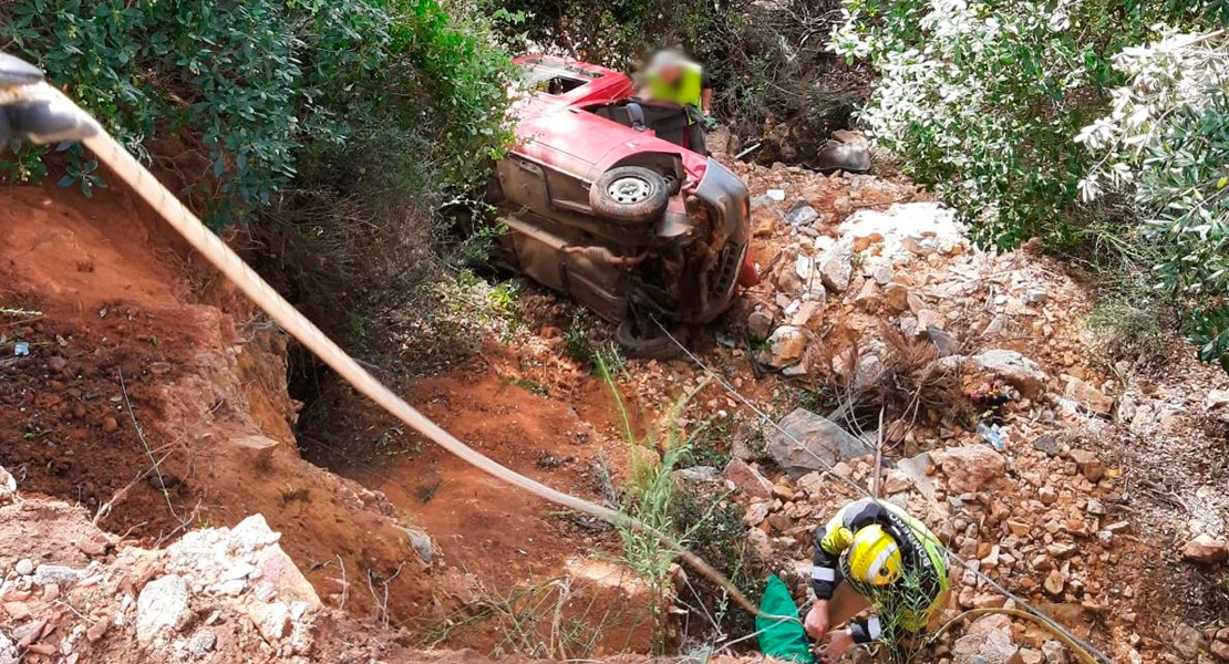 Cae un coche por un terraplén en Extremadura con una persona dentro