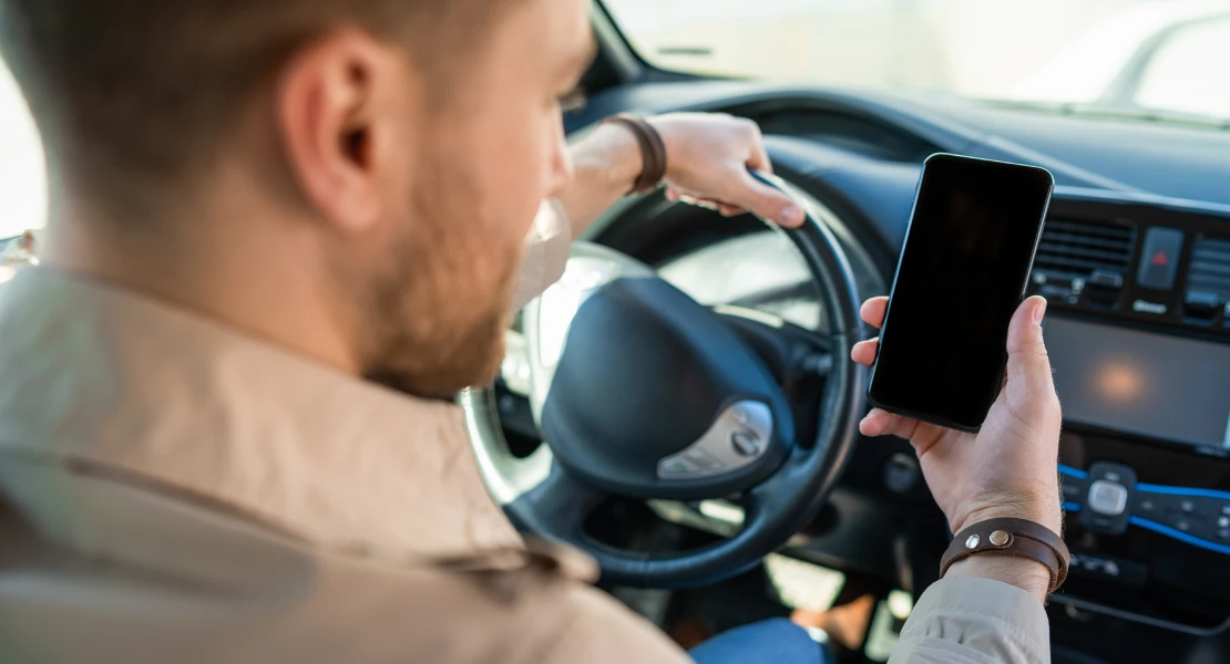 Cada vez más conductores son multados por usar el móvil al volante