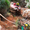 Cae un coche por un terraplén en Extremadura con una persona dentro