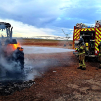 Se calcina un tractor en una finca en Badajoz