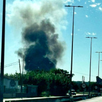 Una columna de humo negro alerta a los vecinos de Badajoz