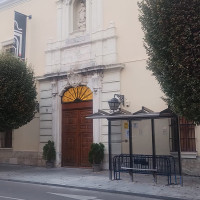 Voces en contra de la parada de bus colocada en la puerta del Hospital Provincial en Badajoz