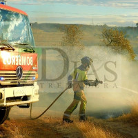 Se queman más de tres hectáreas de terreno en un incendio urbano en Badajoz