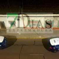 Un joven auxilia a una vecina en las calles de Badajoz durante la madrugada