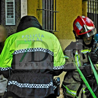 Un amplio dispositivo trabaja en un incendio de vivienda en Badajoz