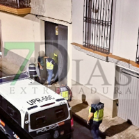 Imagen de la Policía accediendo a la vivienda durante la madrugada en Almendralejo