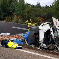 Colisionan un camión y varios vehículos en Extremadura: un atrapado y varios heridos