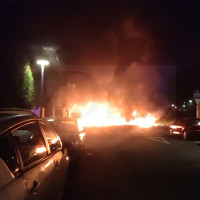 Incendio de madrugada en la carretera de Sevilla en Badajoz