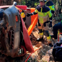 Cae un coche por un terraplén en Extremadura con una persona dentro