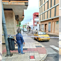 Acordonan una calle de San Roque por la caída de cascotes de un edificio en la vía pública