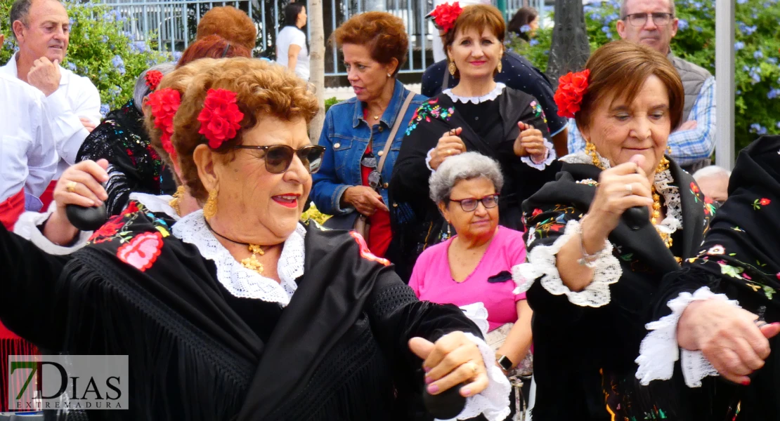 La plaza de San Francisco se llena de alegría y fiesta para celebrar el Día de los Mayores