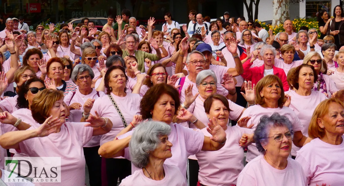 La plaza de San Francisco se llena de alegría y fiesta para celebrar el Día de los Mayores