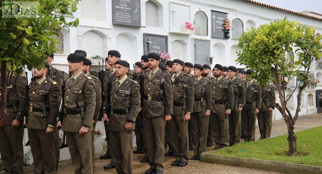 Homenajean a los caídos por España en el cementerio de San Juan de Badajoz