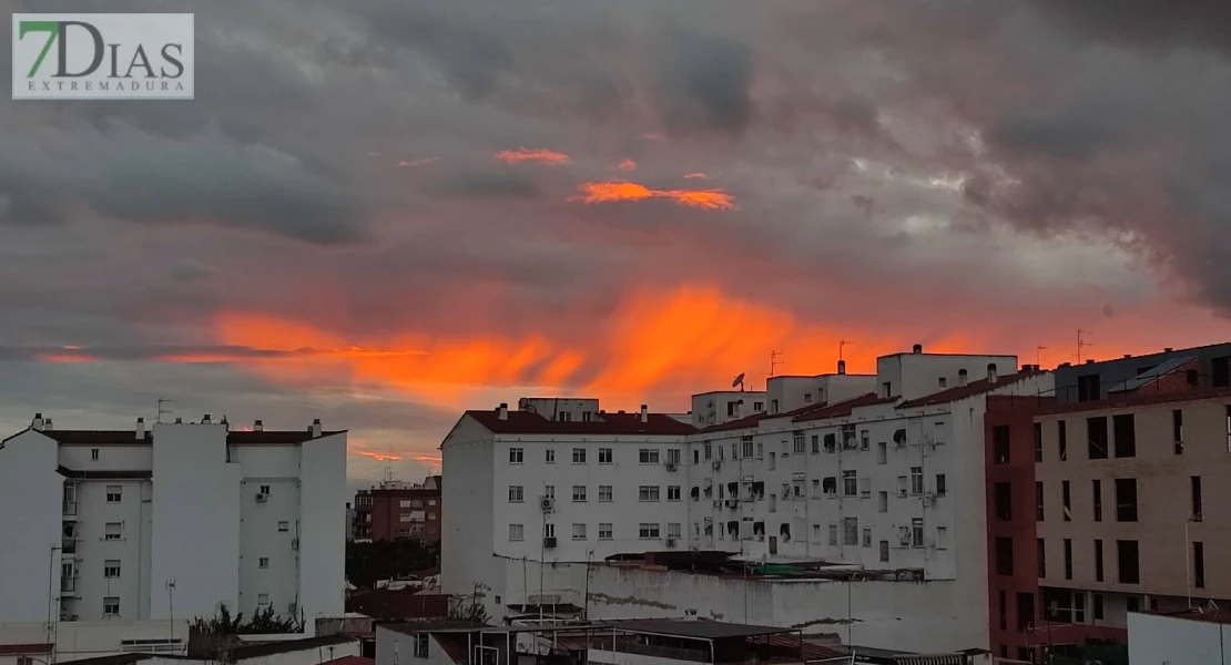 FOTONOTICIA: espectacular atardecer colándose entre las nubes en Badajoz