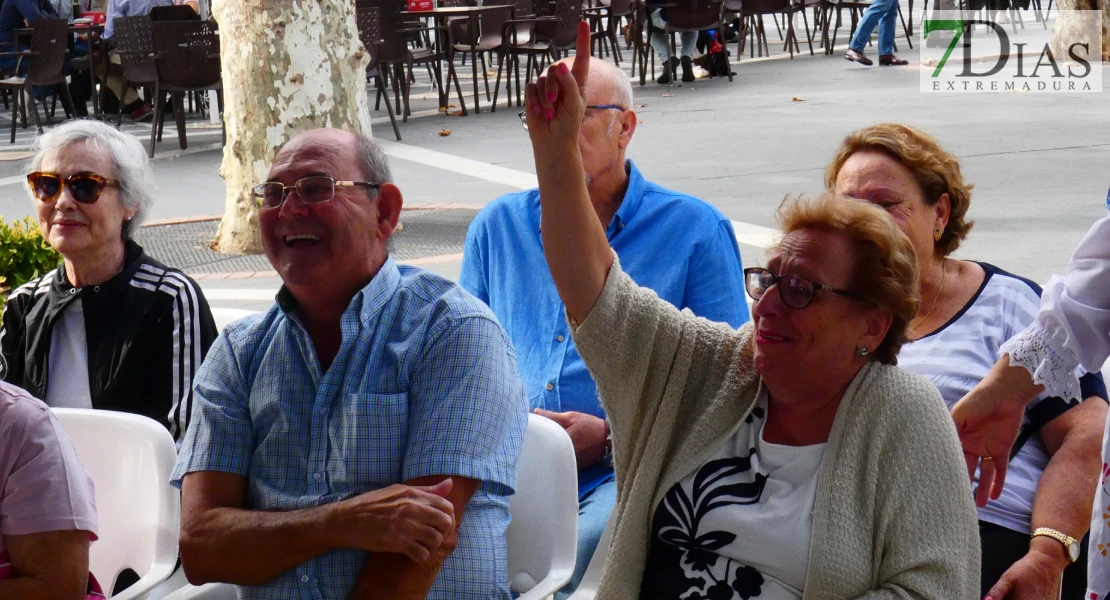 La plaza de San Francisco se llena de alegría y fiesta para celebrar el Día de los Mayores