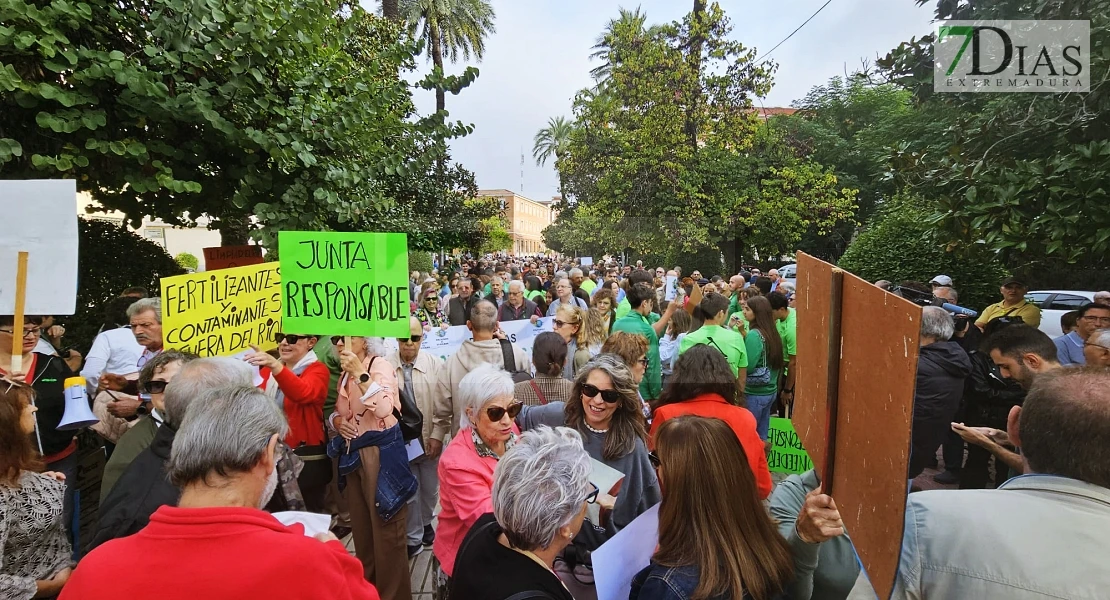 Comienza la manifestación por el río Guadiana: cientos de personas protestan en Badajoz