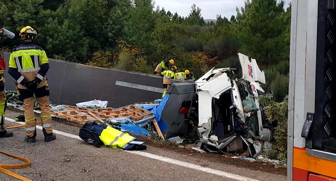 Colisionan un camión y varios vehículos en Extremadura: un atrapado y varios heridos