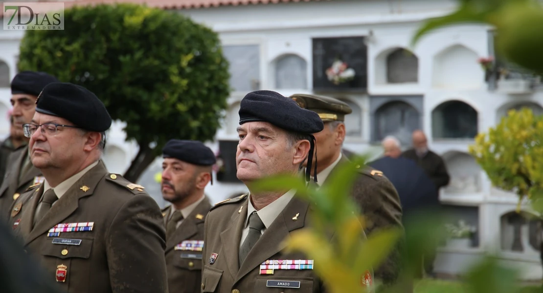 Homenajean a los caídos por España en el cementerio de San Juan de Badajoz