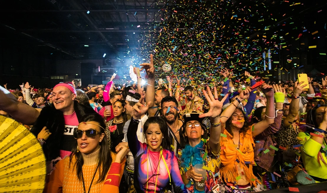 Más de 5.000 personas inundan de color y ambiente festivo Cáceres