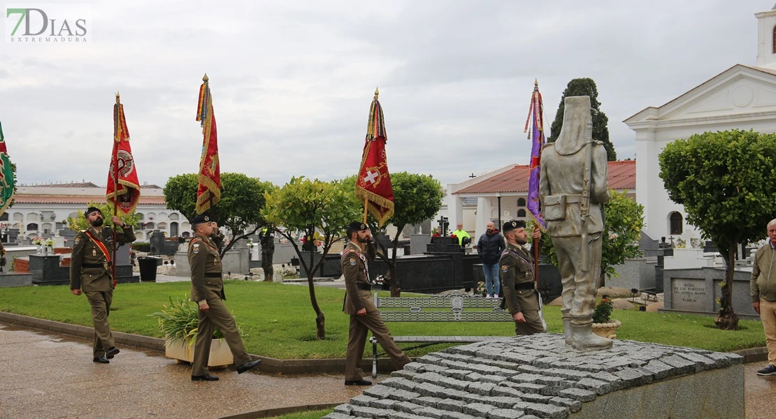 Homenajean a los caídos por España en el cementerio de San Juan de Badajoz