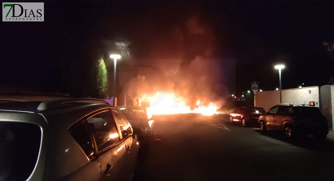 Incendio de madrugada en la carretera de Sevilla en Badajoz