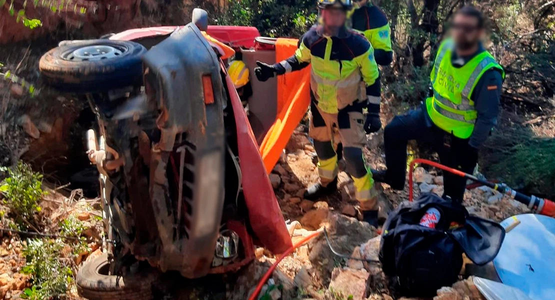 Cae un coche por un terraplén en Extremadura con una persona dentro