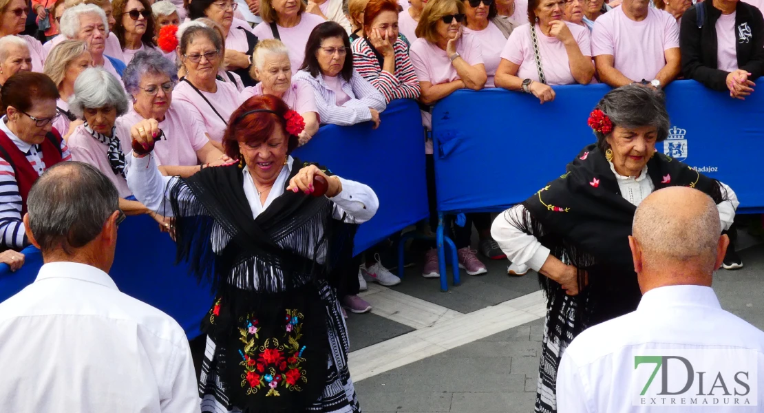 La plaza de San Francisco se llena de alegría y fiesta para celebrar el Día de los Mayores