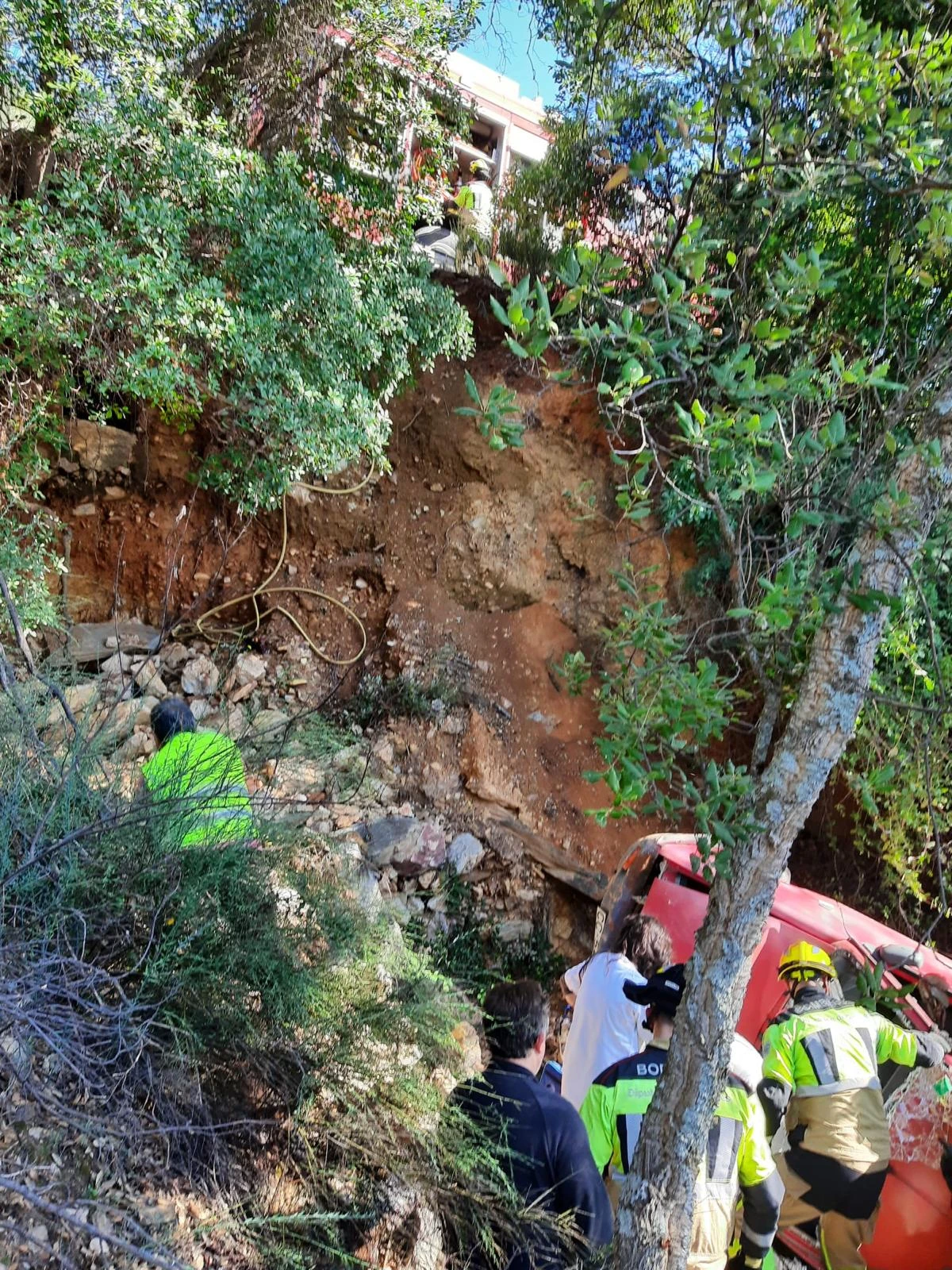 Cae un coche por un terraplén en Extremadura con una persona dentro