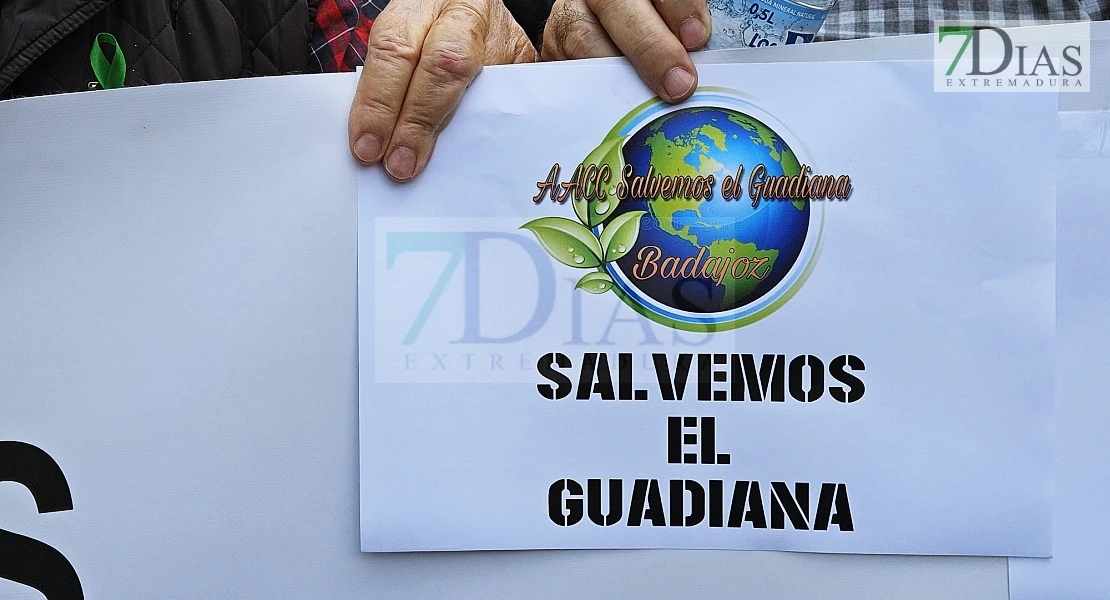 Comienza la manifestación por el río Guadiana: cientos de personas protestan en Badajoz