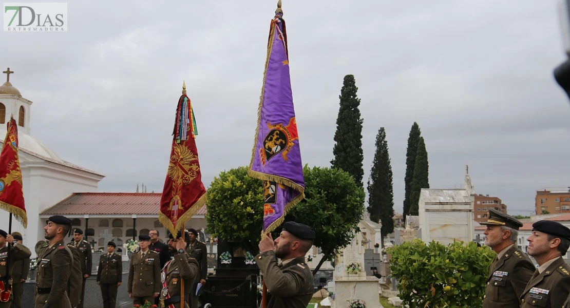 Homenajean a los caídos por España en el cementerio de San Juan de Badajoz