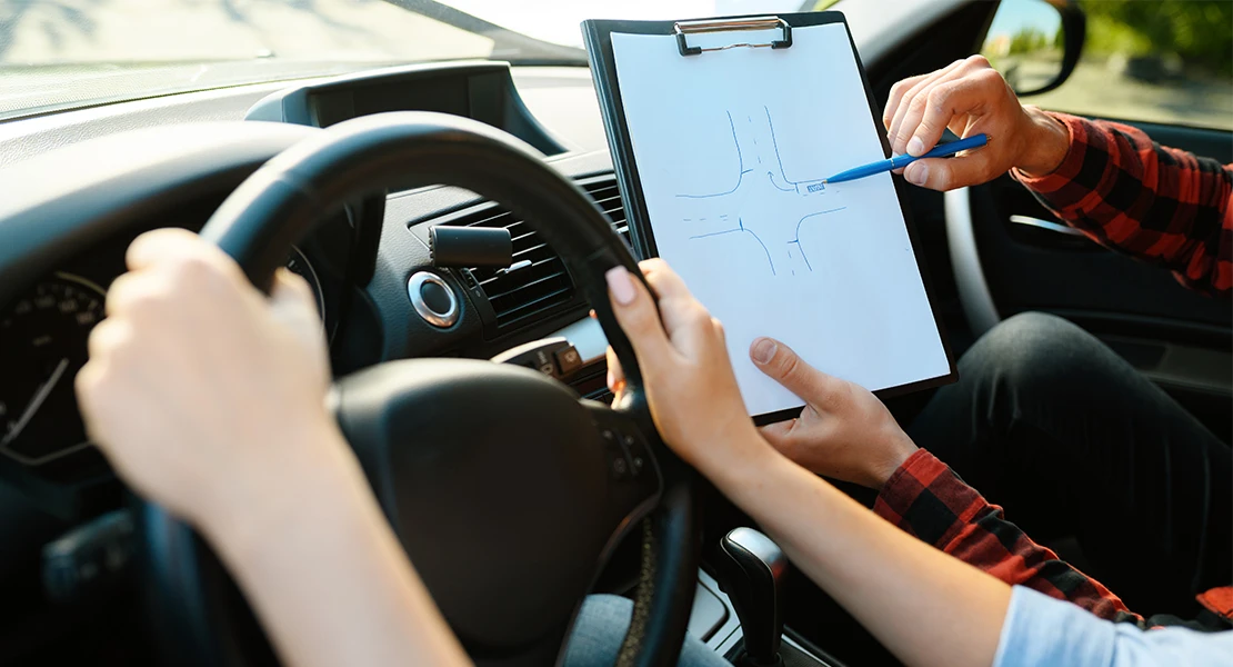 Las autoescuelas extremeñas recibirán hasta 1.300 € por formar a conductores profesionales