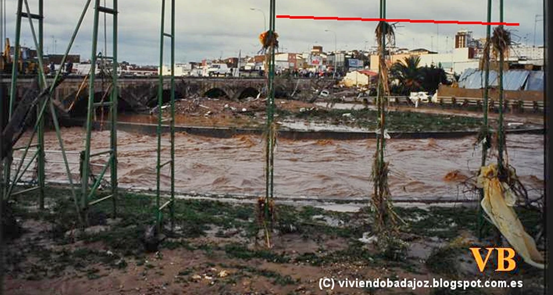 Los pacenses recuerdan la riada del 97 en Badajoz: 27 años que dejaron 22 muertes