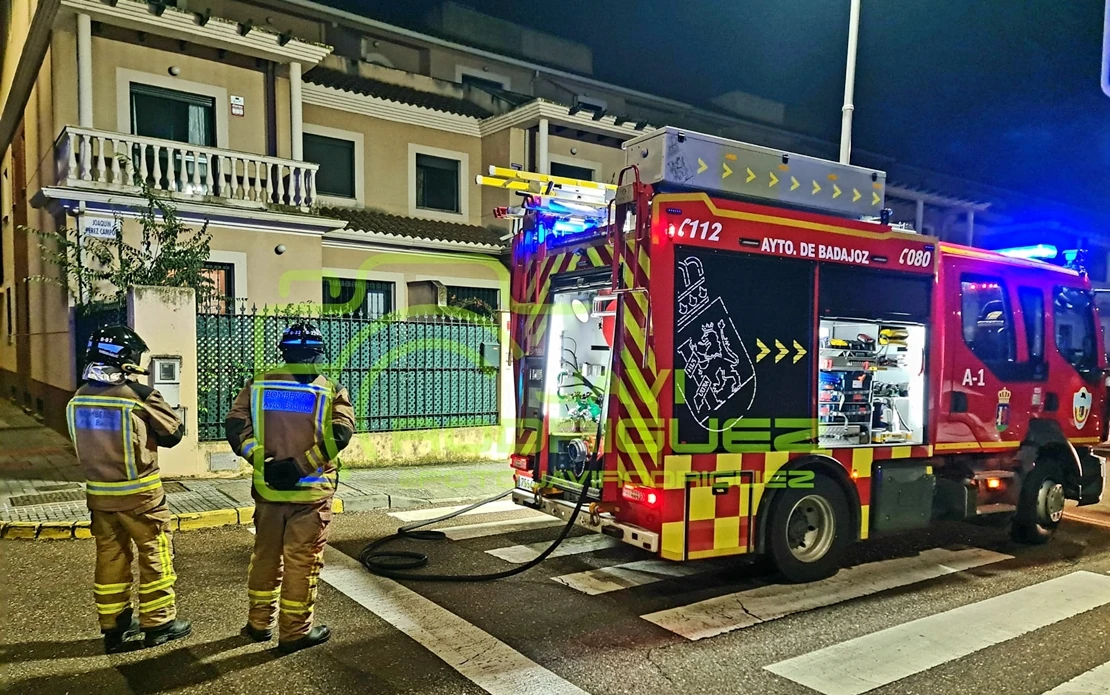 Los bomberos acuden a un incendio de vivienda en Badajoz