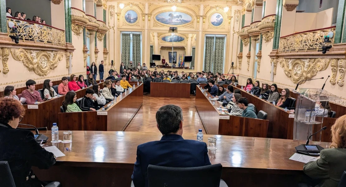 Alumnos extremeños celebran un pleno especial en la Diputación de Badajoz