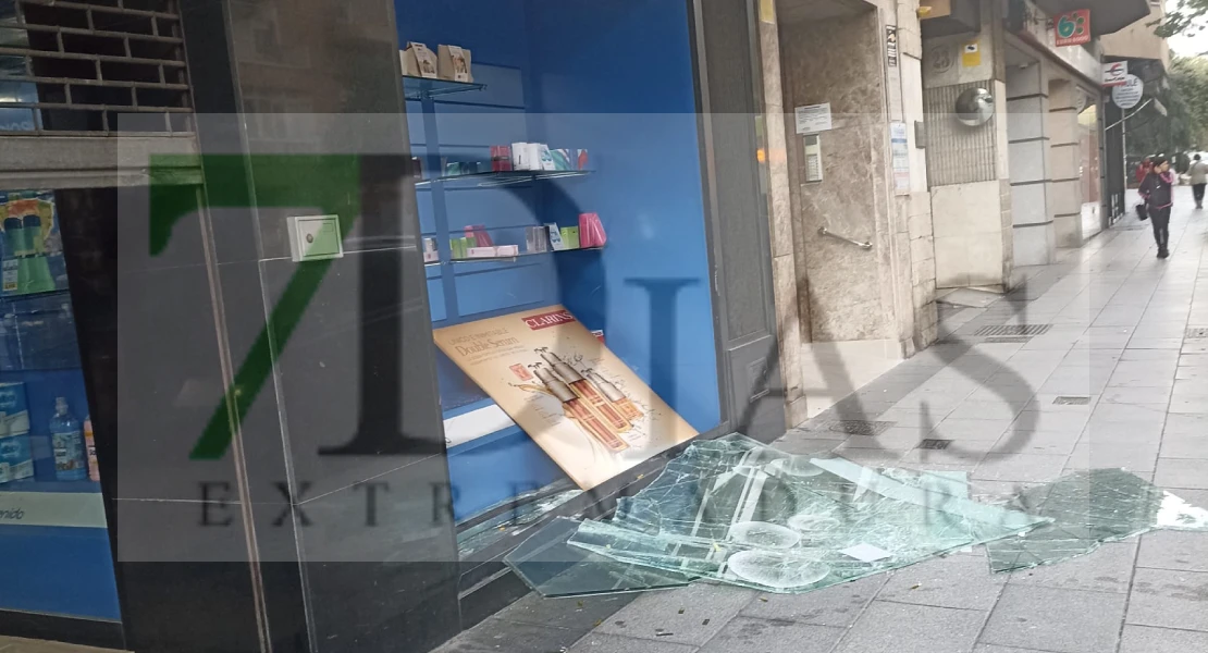 Revientan el escaparate de una perfumería esta madrugada en Badajoz