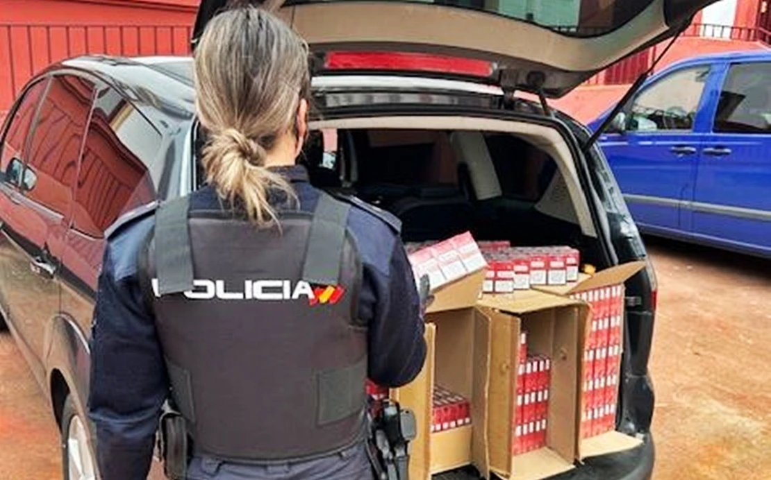 Detenido tras ocultar 3.000 cajetillas de tabaco en su vehículo mientras circulaba por la Avenida de Elvas (BA)