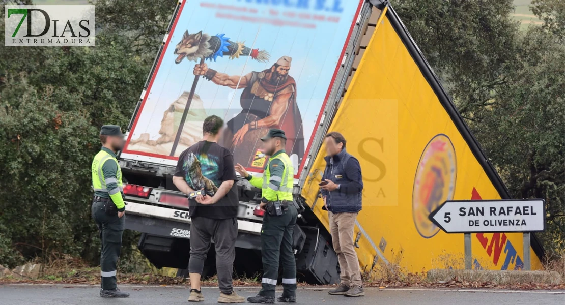 Un tráiler se precipita por un barranco en la EX-105 cerca de Olivenza