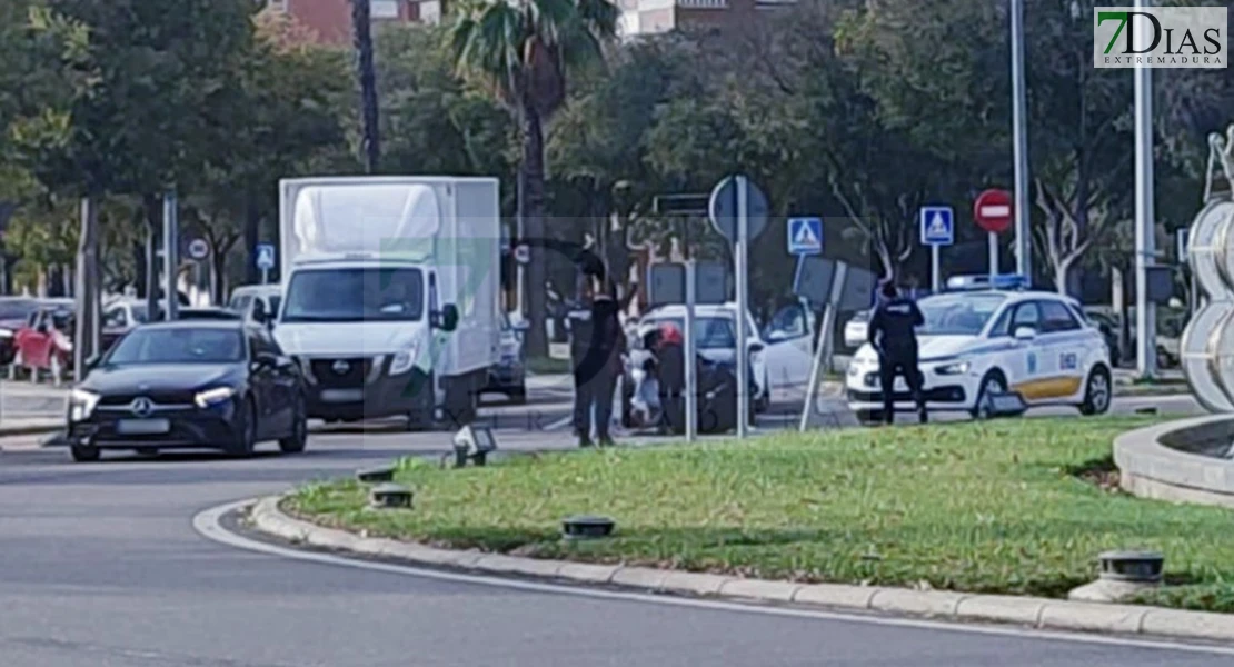 Accidente vial en una rotonda de Valdepasillas