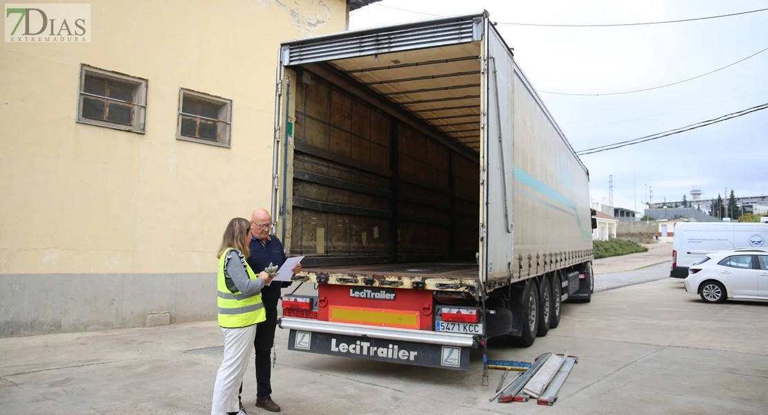 Sale un nuevo camión destino Valencia desde Badajoz: alimentos y materiales de almacenaje